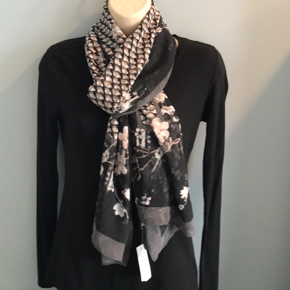 White House black market scarf